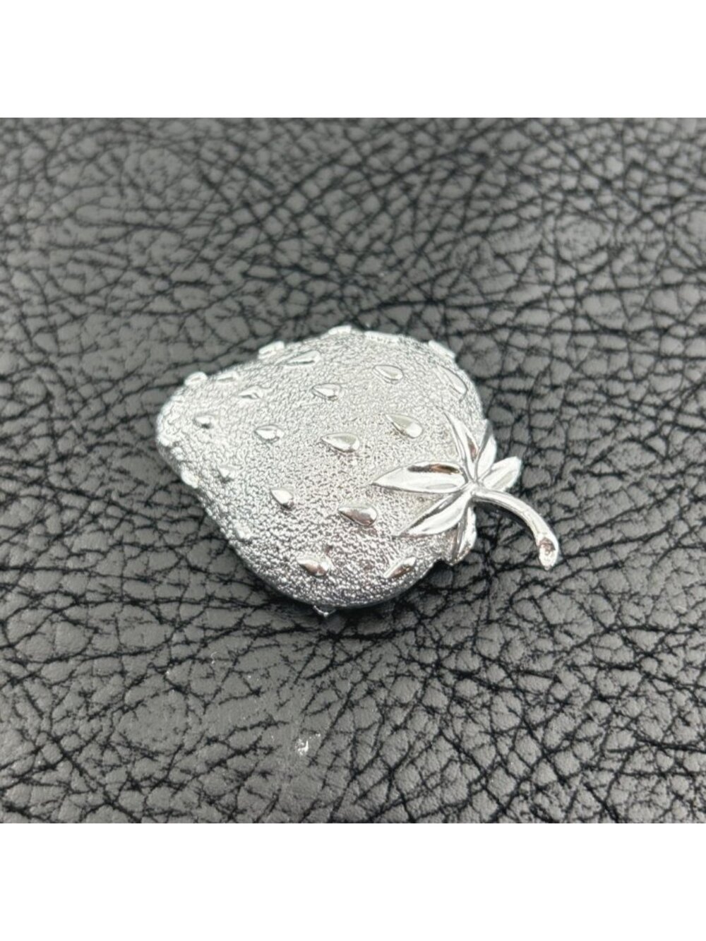 Strawberry Ice brooch Pin 1968 Sarah Coventry textured silver tone - Picture 5 of 6